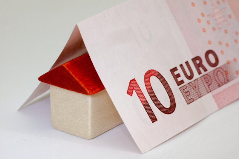 10-Euro-Schein als Dach über einem Modellhaus